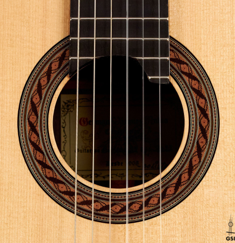 The rosette of a 2022 German Vazquez Rubio "Solista" classical guitar made of spruce and Indian rosewood