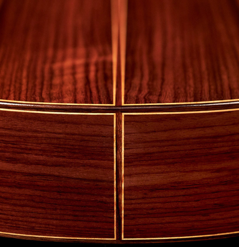 The back and sides at the foot of a 2023 German Vazquez Rubio "Solista" classical guitar made of spruce and Indian rosewood