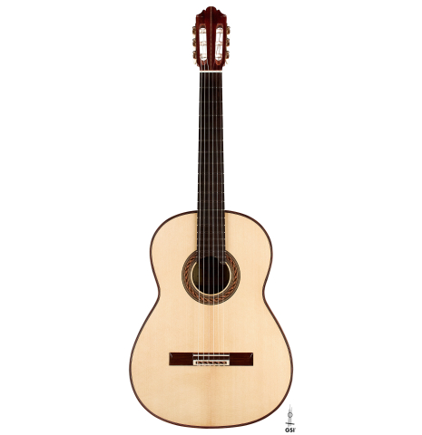 The front of a 2023 German Vazquez Rubio "Solista" classical guitar made of spruce and Indian rosewood
