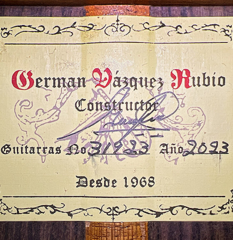 The label of a 2023 German Vazquez Rubio "Solista" classical guitar made of spruce and Indian rosewood