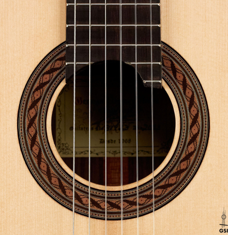 The rosette of a 2023 German Vazquez Rubio "Solista" classical guitar made of spruce and Indian rosewood