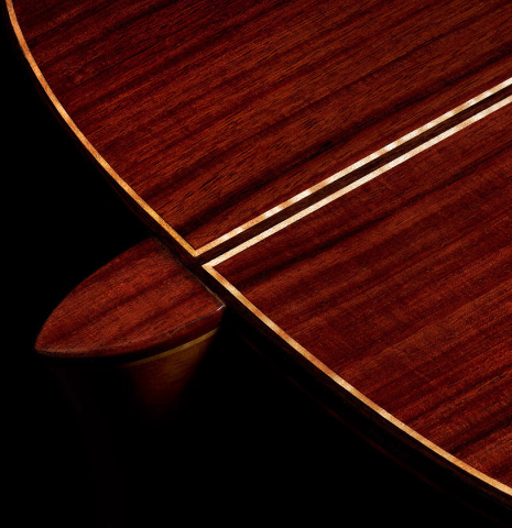 The back, heel, binding and purfling of a 2023 German Vazquez Rubio "Solista" classical guitar made of spruce and Indian rosewood