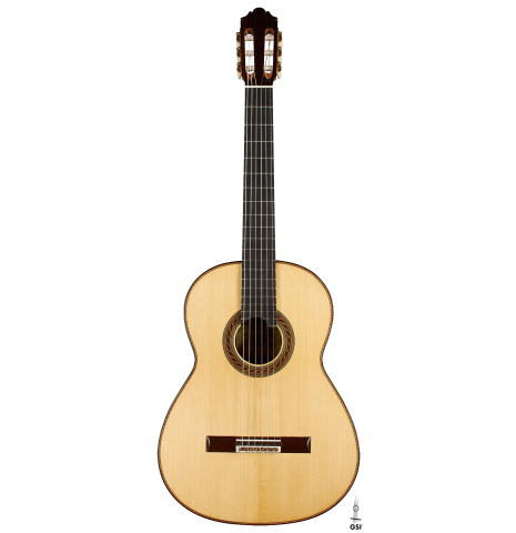 The front of a 2023 German Vazquez Rubio "Solista" classical guitar made of spruce and Indian rosewood