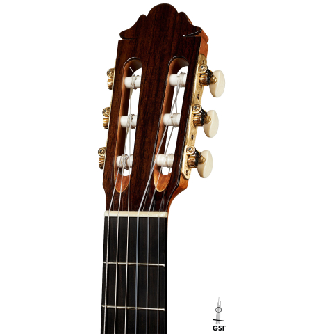 The headstock of a 2023 German Vazquez Rubio "Solista" classical guitar made of spruce and Indian rosewood