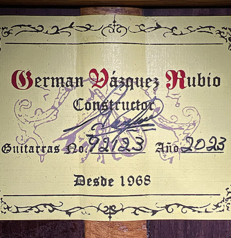The label of a 2023 German Vazquez Rubio "Solista" classical guitar made of spruce and Indian rosewood