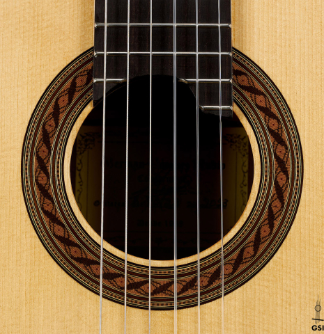 The rosette of a 2023 German Vazquez Rubio "Solista" classical guitar made of spruce and Indian rosewood
