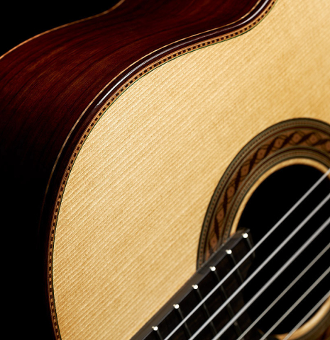 The soundboard and sides of a 2023 German Vazquez Rubio "Solista" classical guitar made of spruce and Indian rosewood
