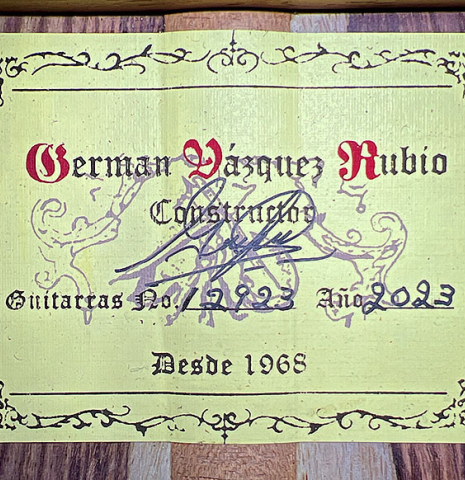 The label of a 2023 German Vazquez Rubio &quot;Classic Estudio&quot; classical guitar made of cedar and palo escrito
