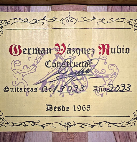 The label of a 2023 German Vazquez Rubio &quot;Classic Estudio&quot; classical guitar made of cedar and palo escrito