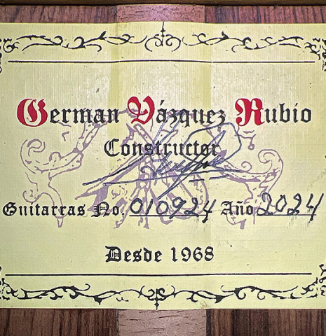 The label of a 2024 German Vazquez Rubio "Classic Estudio" classical guitar made of cedar and palo escrito