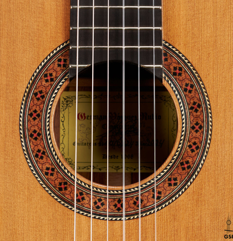 The rosette of a 2024 German Vazquez Rubio "Classic Estudio" classical guitar made of cedar and palo escrito