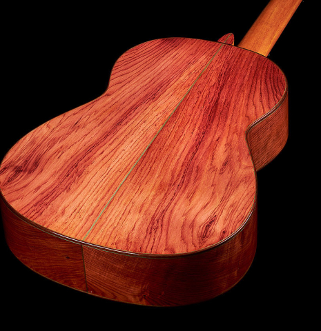 The back and sides at the foot of a 2024 German Vazquez Rubio "Classic Estudio" classical guitar made of cedar and palo escrito
