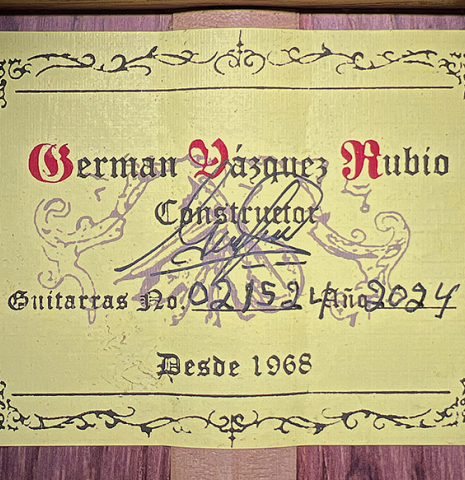 The label of a 2024 German Vazquez Rubio "Classic Estudio" classical guitar made of cedar and palo escrito