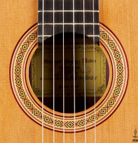 The rosette of a 2024 German Vazquez Rubio "Classic Estudio" classical guitar made of cedar and palo escrito