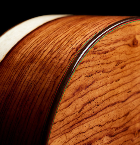 The back and side binding of a 2025 German Vazquez Rubio "Classic Estudio" classical guitar made of cedar and palo escrito