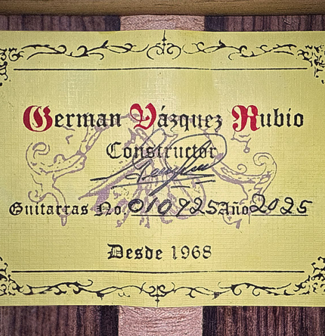 The label of a 2025 German Vazquez Rubio "Classic Estudio" classical guitar made of cedar and palo escrito