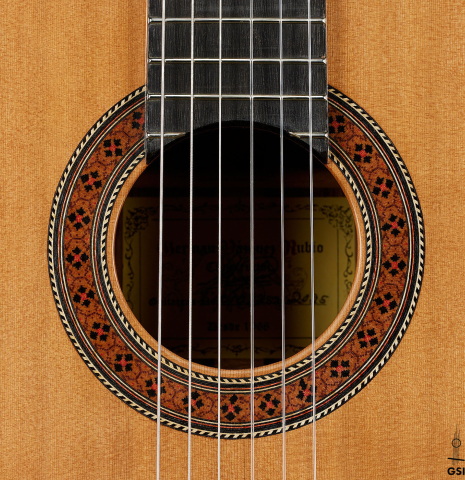 The rosette of a 2025 German Vazquez Rubio "Classic Estudio" classical guitar made of cedar and palo escrito