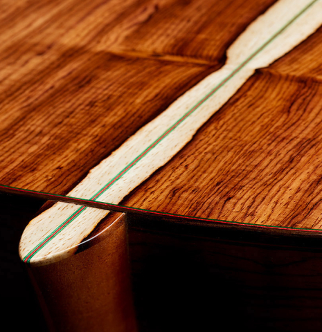 The heel, back binding and purfling of a 2025 German Vazquez Rubio "Classic Estudio" classical guitar made of cedar and palo escrito