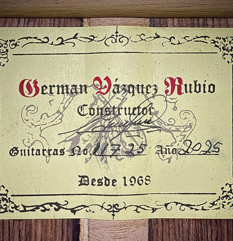 The label of a 2025 German Vazquez Rubio "Classic Estudio" classical guitar made of cedar and palo escrito