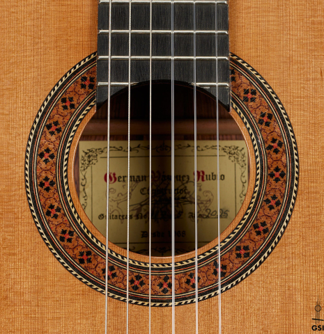 The rosette of a 2025 German Vazquez Rubio "Classic Estudio" classical guitar made of cedar and palo escrito