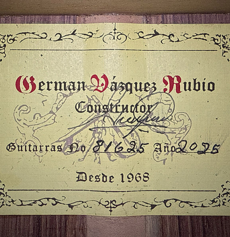 The label of a 2025 German Vazquez Rubio "Classic Estudio" classical guitar made of cedar and palo escrito