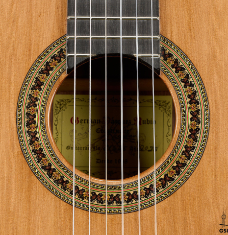The rosette of a 2025 German Vazquez Rubio "Classic Estudio" classical guitar made of cedar and palo escrito
