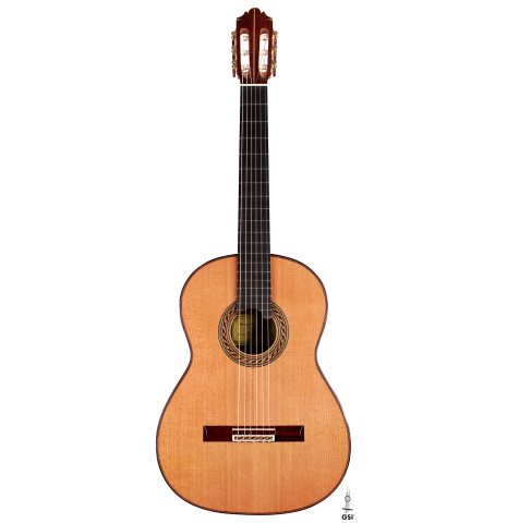 The front of a 2022 German Vazquez Rubio "Solista" classical guitar made with cedar and Indian rosewood The front of a 2022 German Vazquez Rubio "Solista" classical guitar made with cedar and Indian rosewood
