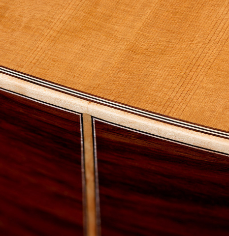 The soundboard binding and purflings of a 2026 German Vazquez Rubio "Solista" classical guitar made of cedar and Indian rosewood