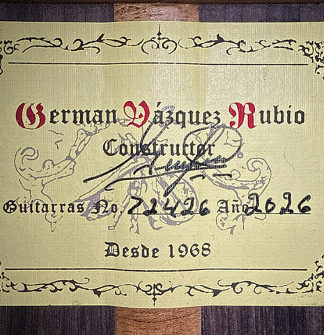 The label of a 2026 German Vazquez Rubio "Solista" classical guitar made of cedar and Indian rosewood