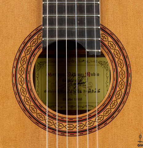 The rosette of a 2026 German Vazquez Rubio "Solista" classical guitar made of cedar and Indian rosewood