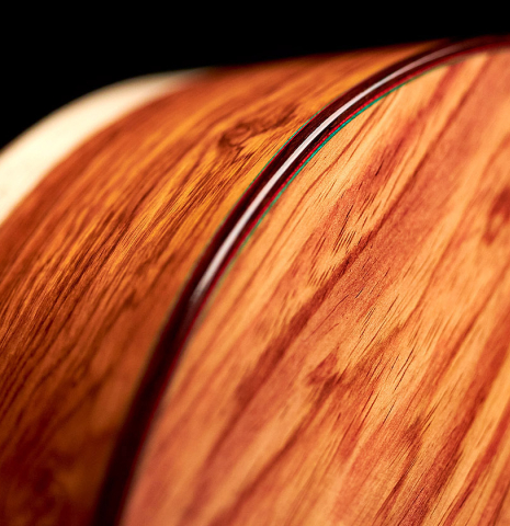 The back, side and binding of a 2022 German Vazquez Rubio "Classic Estudio" classical guitar made of spruce and Palo Escrito.