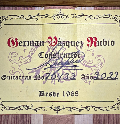 The label of a 2022 German Vazquez Rubio &quot;Classic Estudio&quot; classical guitar made of spruce and Palo Escrito.