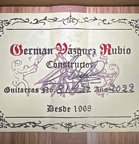 The label of a 2022 German Vazquez Rubio "Classic Estudio" classical guitar made of spruce and Palo Escrito.