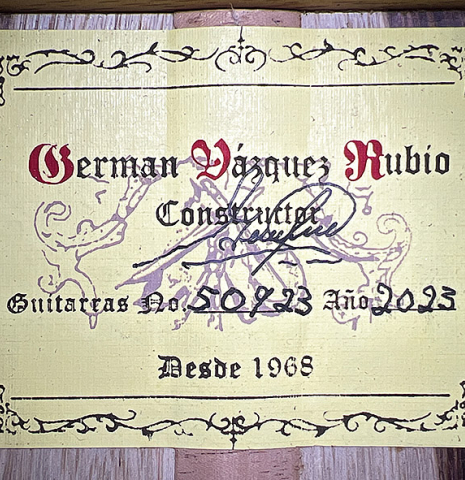 The label of a 2023 German Vazquez Rubio "Classic Estudio" classical guitar made of spruce and Palo Escrito.