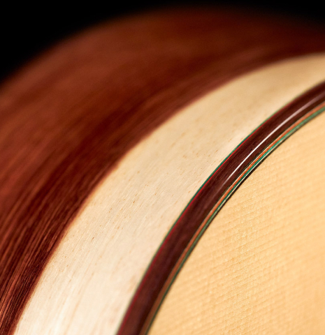 The side, binding and top purfling of a 2023 German Vazquez Rubio "Classic Estudio" classical guitar made of spruce and Palo Escrito.