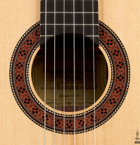 The rosette of a 2023 German Vazquez Rubio "Classic Estudio" classical guitar made of spruce and Palo Escrito.