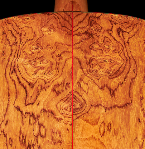 The back center seam of a 2023 German Vazquez Rubio "Classic Estudio" classical guitar made of spruce and Palo Escrito.
