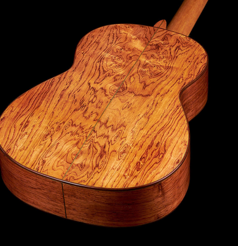 The back and sides at the foot of a 2023 German Vazquez Rubio "Classic Estudio" classical guitar made of spruce and Palo Escrito.