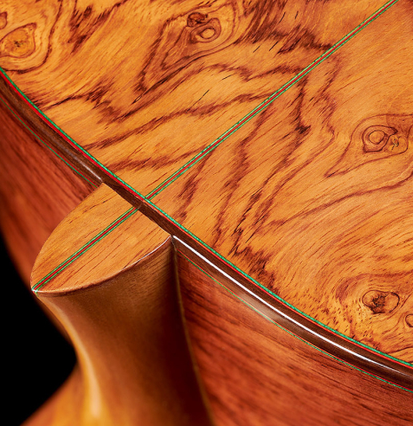 The heel, back, binding and purfling of a 2023 German Vazquez Rubio "Classic Estudio" classical guitar made of spruce and Palo Escrito.