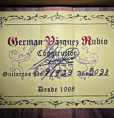 The label of a 2023 German Vazquez Rubio "Classic Estudio" classical guitar made of spruce and Palo Escrito.