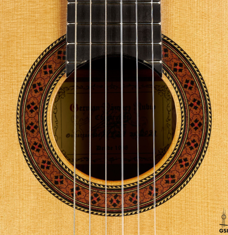 The rosette of a 2023 German Vazquez Rubio "Classic Estudio" classical guitar made of spruce and Palo Escrito.