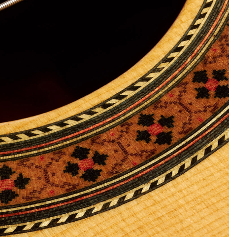 Detail of the rosette of a 2023 German Vazquez Rubio "Classic Estudio" classical guitar made of spruce and Palo Escrito.