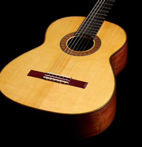 The soundboard and sides of a 2023 German Vazquez Rubio "Classic Estudio" classical guitar made of spruce and Palo Escrito.