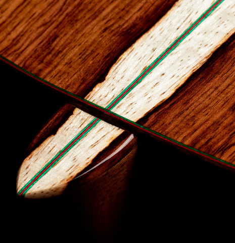 The heel, back binding and purfling of a 2024 German Vazquez Rubio "Classic Estudio" classical guitar made of spruce and Palo Escrito.