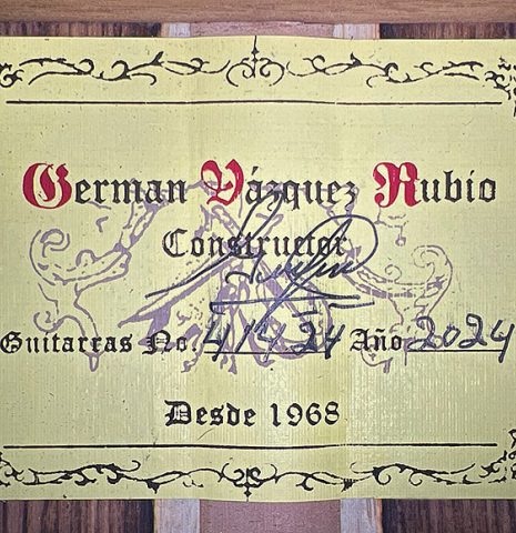 The label of a 2024 German Vazquez Rubio "Classic Estudio" classical guitar made of spruce and Palo Escrito.