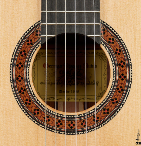 The rosette of a 2024 German Vazquez Rubio "Classic Estudio" classical guitar made of spruce and Palo Escrito.