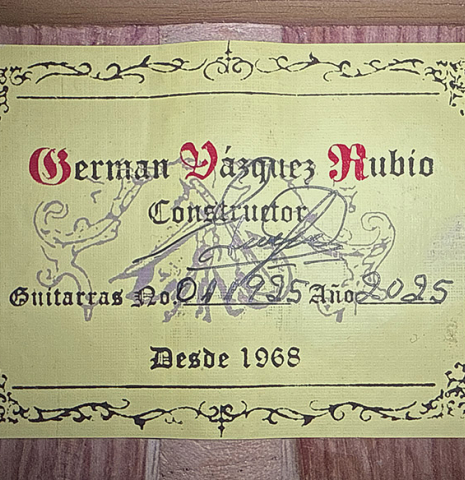 The label of a 2025 German Vazquez Rubio "Classic Estudio" classical guitar made of spruce and Palo Escrito.