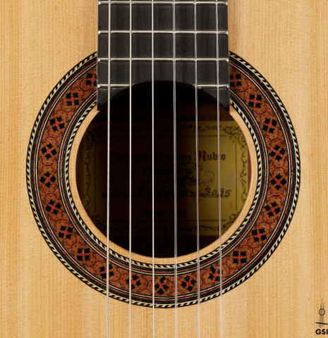 The rosette of a 2025 German Vazquez Rubio "Classic Estudio" classical guitar made of spruce and Palo Escrito.