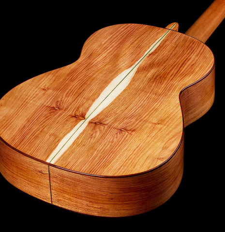 The back and sides at the foot of a 2025 German Vazquez Rubio "Classic Estudio 48" classical guitar made of spruce and palo escrito