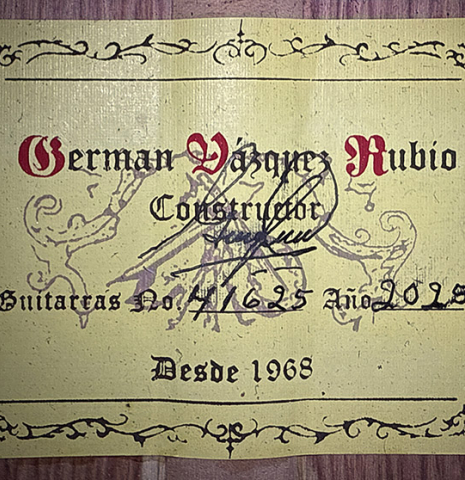 The label of a 2025 German Vazquez Rubio "Classic Estudio 48" classical guitar made of spruce and palo escrito